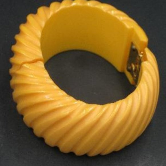 Vintage Carved Bakelite Huge Creamed Corn Bracelet - Picture 4 of 5